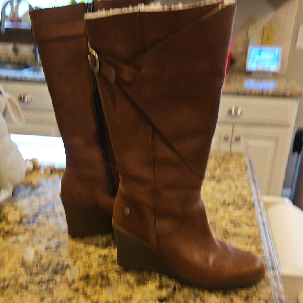 Women's UGG sz 7 Brown Wedge Boots! Excellent Condition